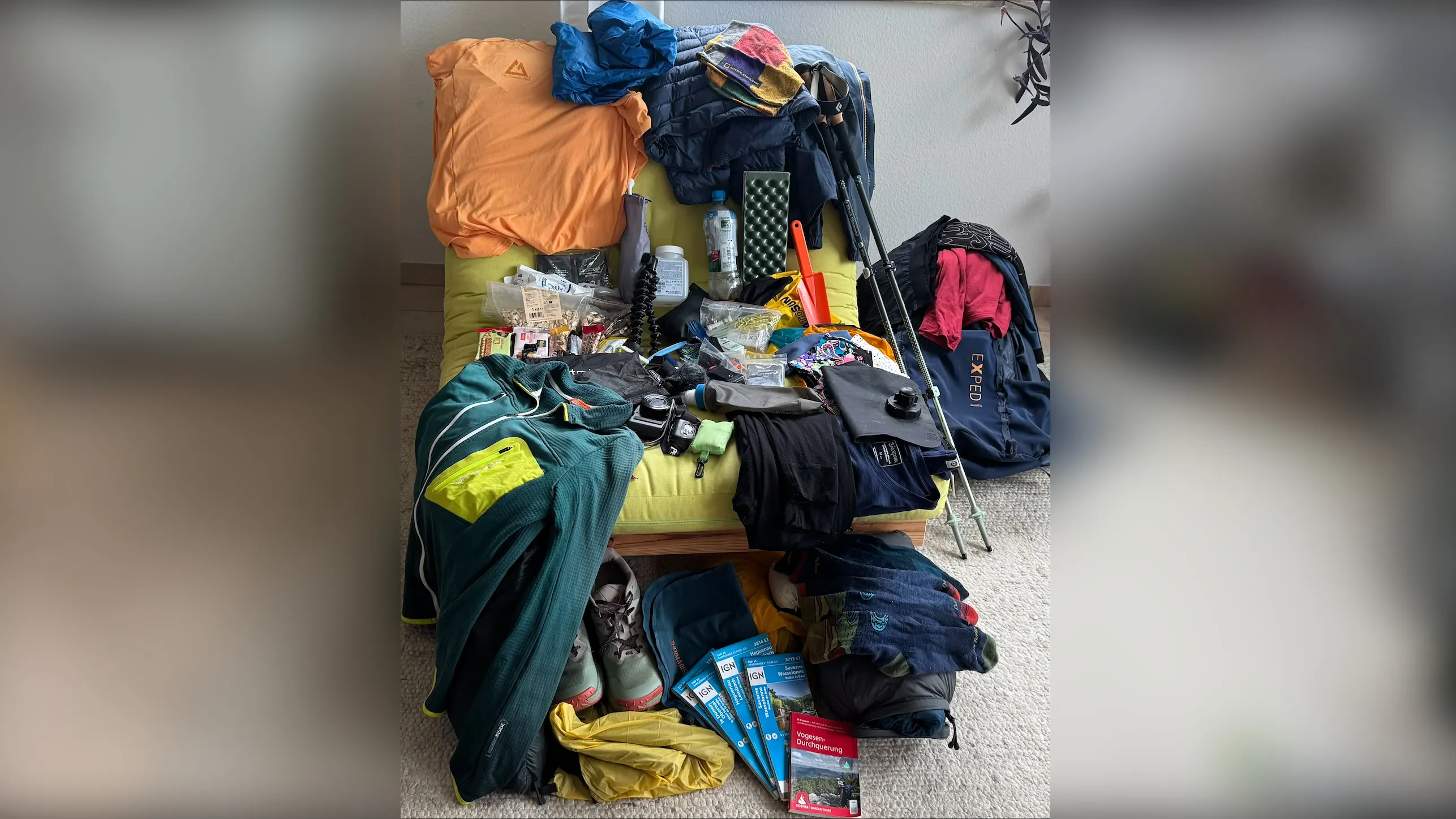 Rucksack und Inhalt für die Wanderung