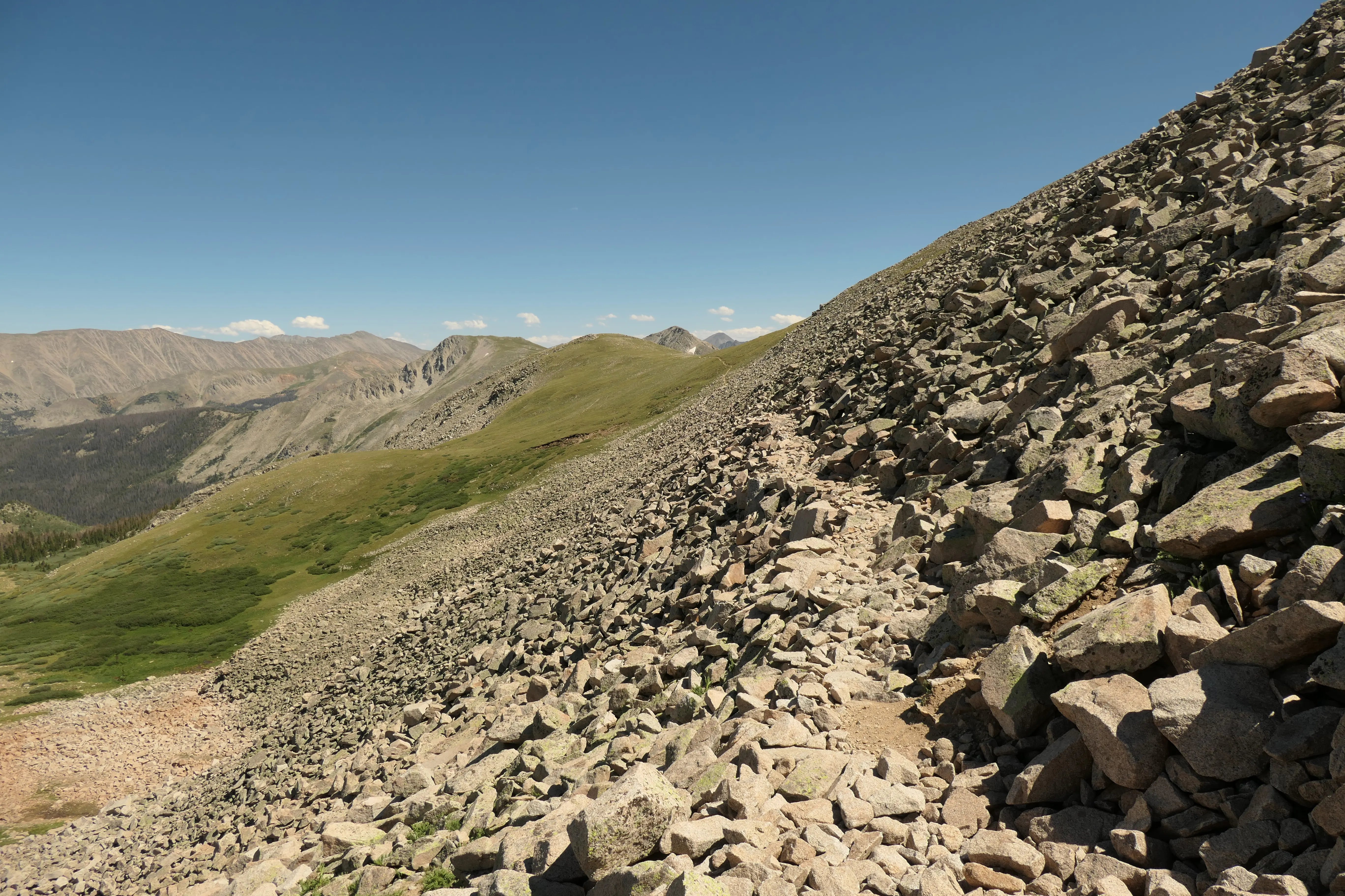 Wanderweg am Berg durch Schutthalden